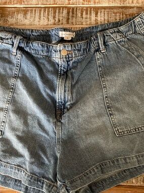 Good American Light Blue Denim Shorts with Contrast Stitching